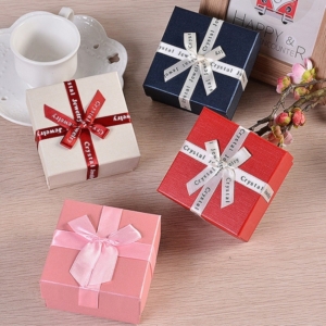 10 ชิ้น กล่องของขวัญกล่องกระดาษ : 8x8x4.5cm คละสี